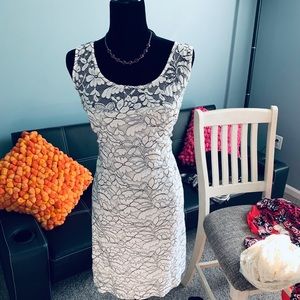 Lace sleeveless dress